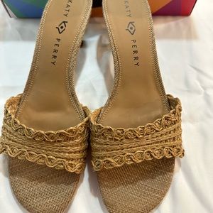 Katy Perry The Flouwer Woven Camel sandal